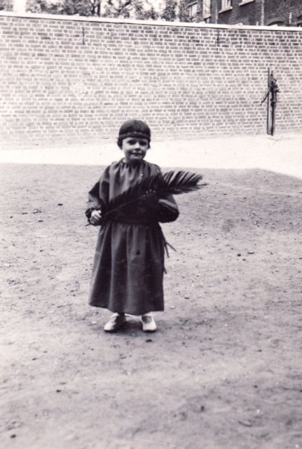 Weer een verdwaald processiekindje op onze koer. En wij hadden zoveel processies die uitgingen bij ons dat het weken kon duren om te weten bij welke ze hoorden.